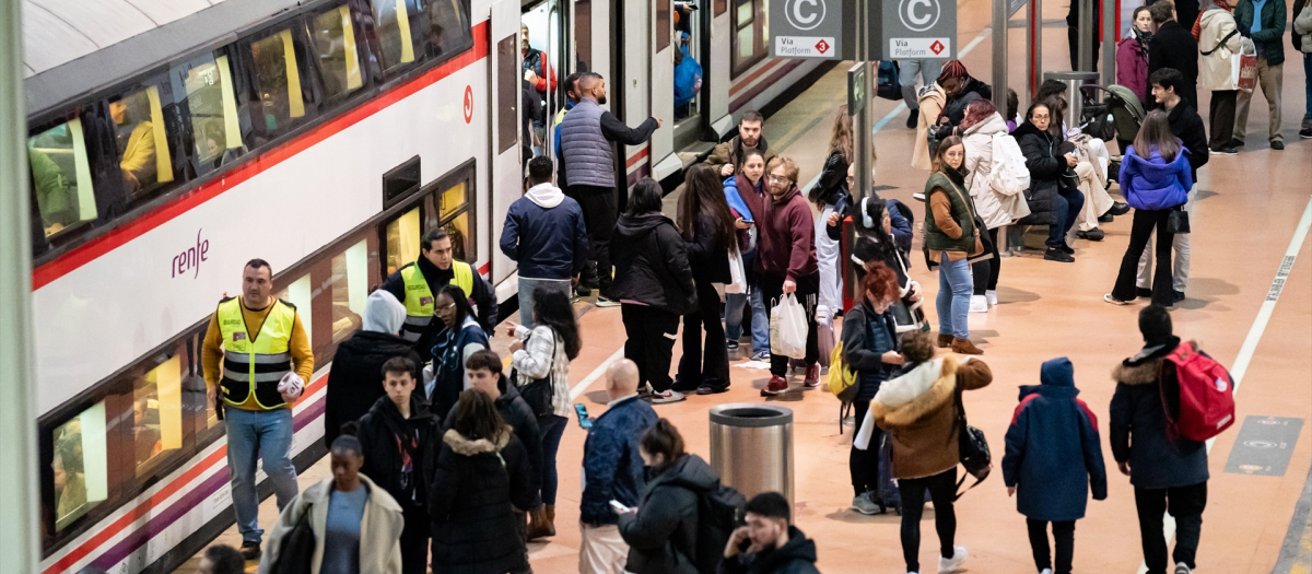 Varios pasajeros en la estación de Cercanías de Atocha