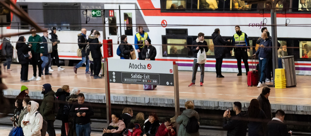 Varios pasajeros en la estación de Cercanías de Atocha