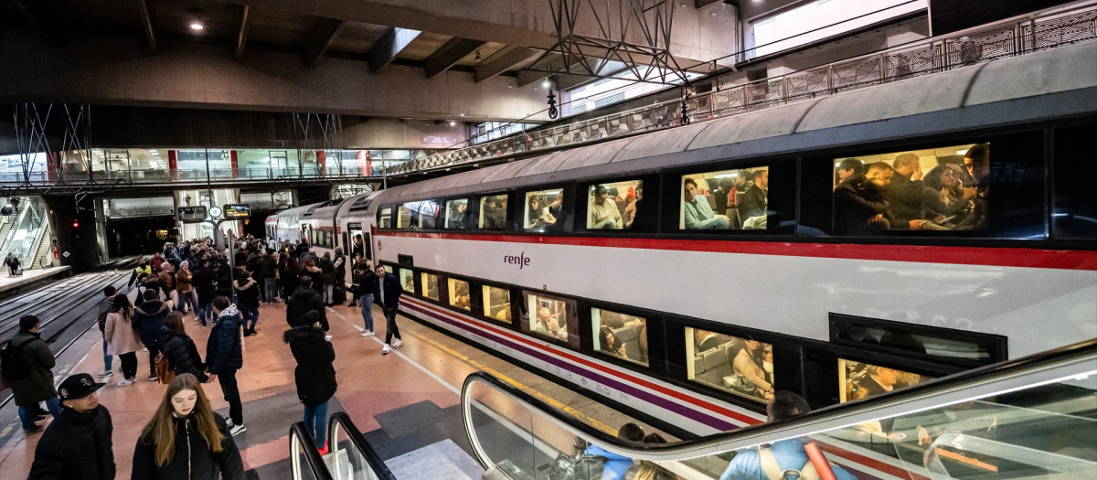 Varios pasajeros en la estación de Cercanías de Atocha