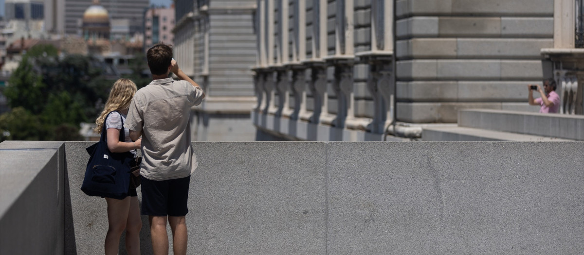 Una pareja de turistas en el centro de Madrid