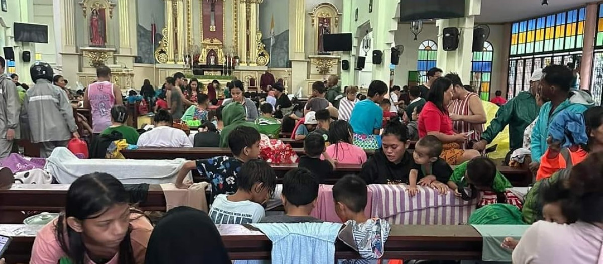 Decenas de personas se preparan para pasar la noche en una iglesia de Manila