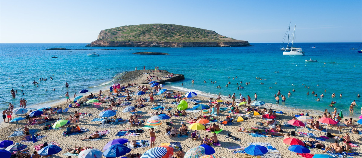 Bañistas disfrutan en la Cala Conta, en Ibiza