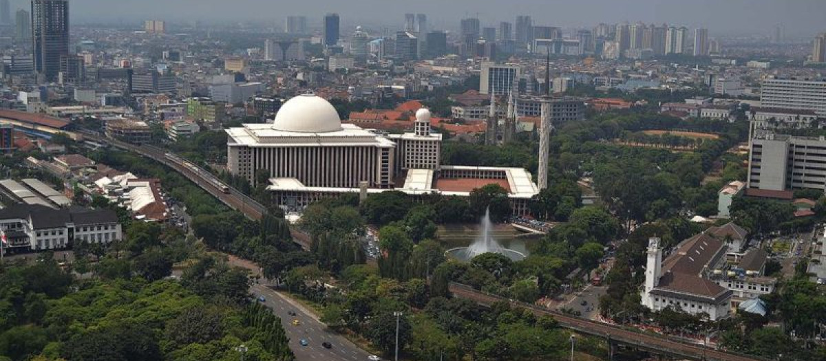 Vista aérea de la mezquita y la catedral de Yakarta. Ambas están unidas por el "túnel de la fraternidad'