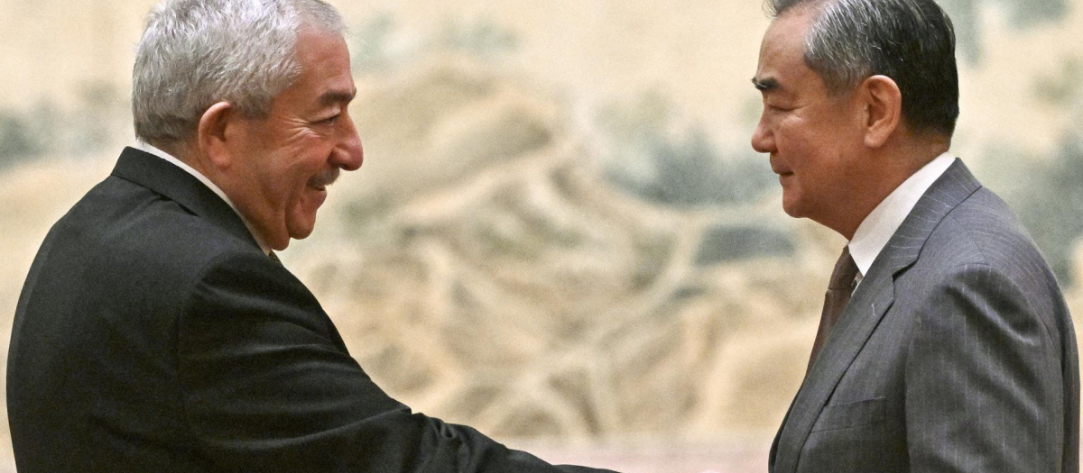 Beijing (China), 23/07/2024.- Mahmoud al-Aloul (L), Vice Chairman of the Central Committee of Palestinian organisation and political party Fatah, shakes hands with China's Foreign Minister Wang Yi during an event at the Diaoyutai State Guesthouse in Beijing, China, 23 July 2024. China's Foreign Minister Wang Yi on 23 July hailed an agreement by 14 Palestinian groups to set up an 'interim national reconciliation government' to govern Gaza when the ongoing conflict is over. Palestinian groups including Hamas and Fatah met in Beijing this week in a renewed bid for reconciliation. EFE/EPA/PEDRO PARDO / POOL