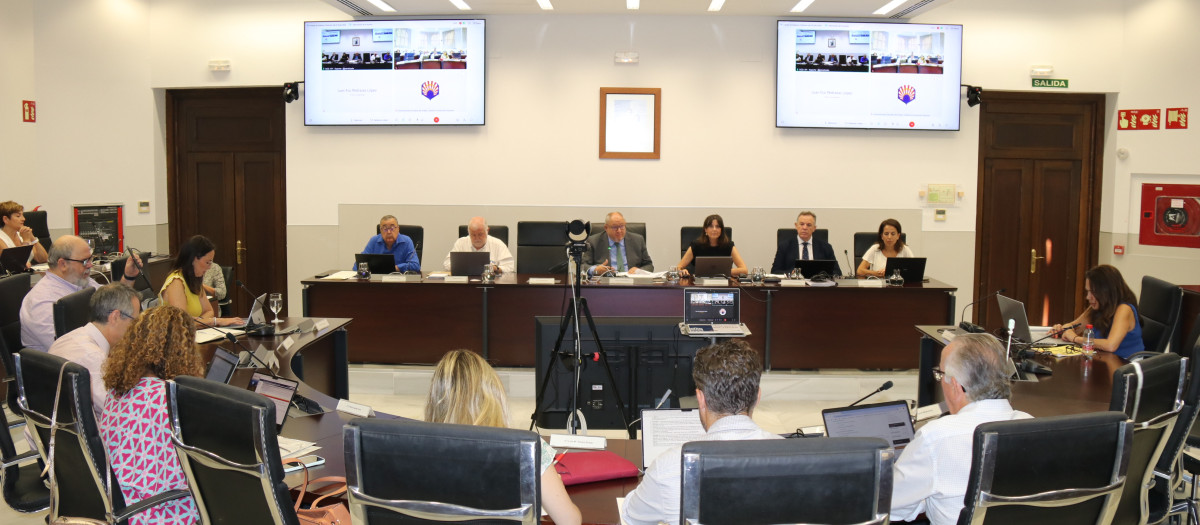 Se adjunta foto de la sesión ordinaria de Consejo de Gobierno hoy y de la firma del acuerdo con las centrales sindicales para la nueva Relación de Puestos de Trabajo del Personal Técnico, de Gestión y de Administración y Servicios de la  UCO