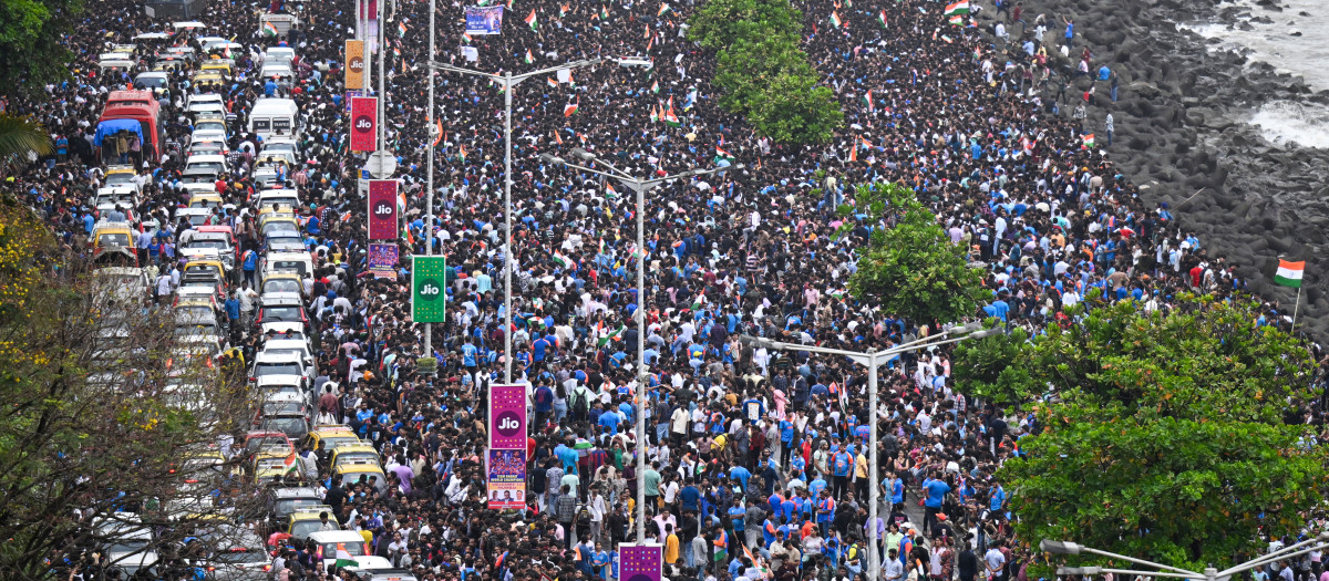 Miles de personas en Bombay reciben al equipo de críquet indio