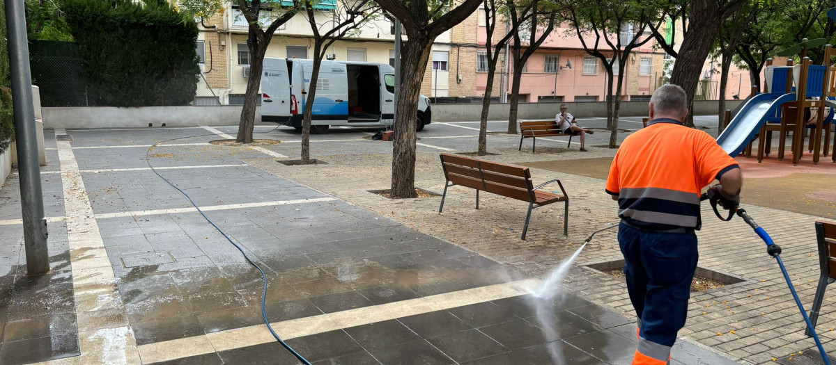 Operario de limpieza del Ayuntamiento de Alicante baldeando una acera