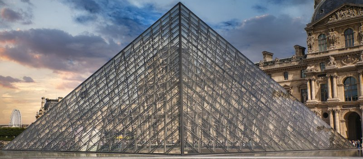 La famosa pirámide del Museo del Louvre