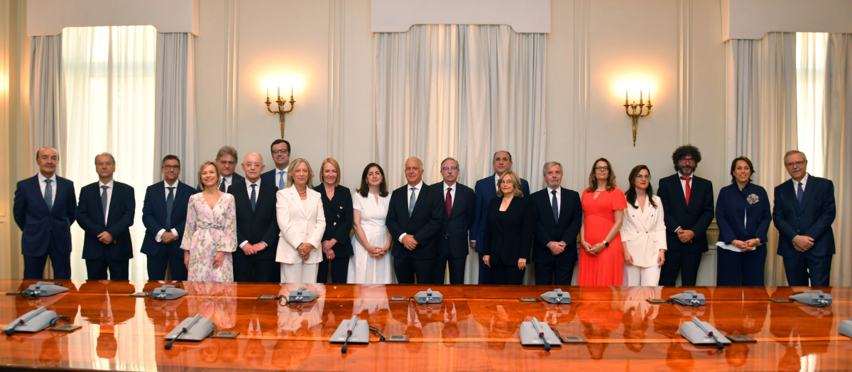 Los nuevo veinte vocales posan tras el primer pleno del octavo mandato del Consejo General del Poder Judicial