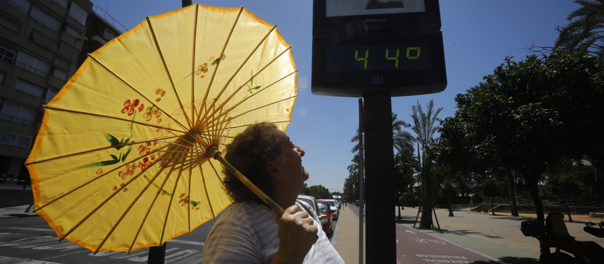 Una turista sostiene una sombrilla en Córdoba