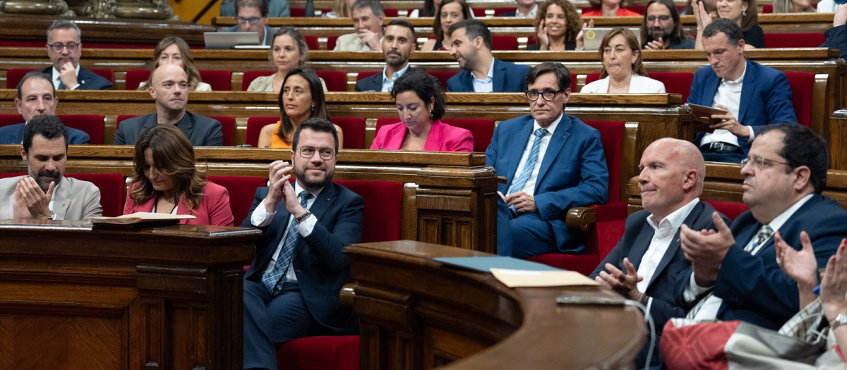 En la fila de abajo, la consellera de la Presidencia de la Generalitat de Catalunya en funciones, Laura Vilagrà y el presidente de la Generalitat de Catalunya en funciones, Pere Aragonès, y en la fila de arriba, la portavoz del PSC en el Parlament, Alicia Romero (c) y el líder del PSC, Salvador Illa (1d), durante una sesión plenaria, en el Parlament de Catalunya, a 25 de julio de 2024, en Barcelona, Catalunya (España). El Parlament vota la aprobación final de la reforma del reglamento de la Cámara que quiere ampliar los supuestos de delegación de voto e incorpora, por primera vez, el voto telemático, así como tiene previsto validar los ocho diputados propuestos para representar a la Generalitat en el Senado. Está previsto que la reforma salga adelante por la vía de lectura única con el apoyo de los partidos impulsores. Asimismo, la sesión plenaria también abordará la designación de los ocho senadores que representarán a la Generalitat en la Cámara Alta.
25 JULIO 2024;PARLAMET;PLENO
David Zorrakino / Europa Press
25/7/2024