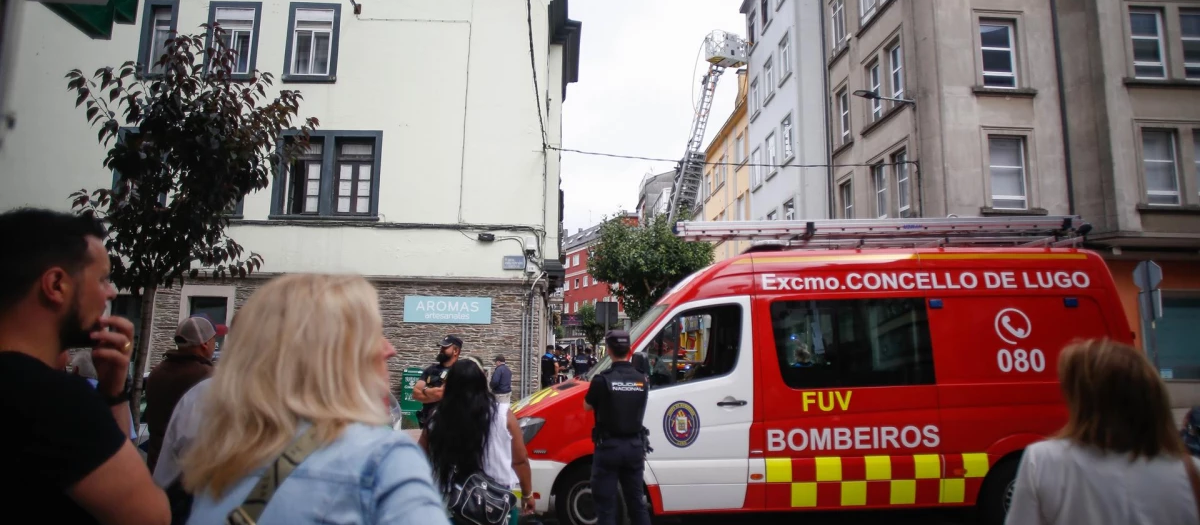 Un camión de bomberos en las inmediaciones del piso donde murió el hombre