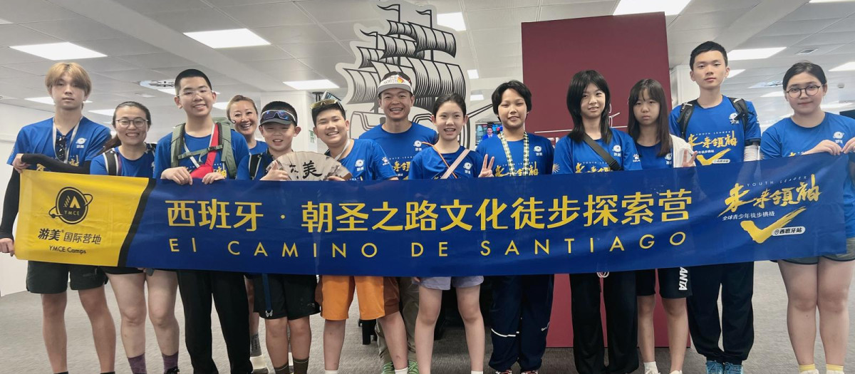 El primer grupo de niños chinos que hacen el Camino de Santiago visitan El Debate