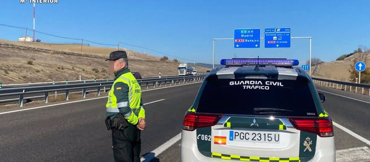 Un agente de Tráfico.
POLITICA ANDALUCÍA ESPAÑA EUROPA CÓRDOBA SOCIEDAD
GUARDIA CIVIL