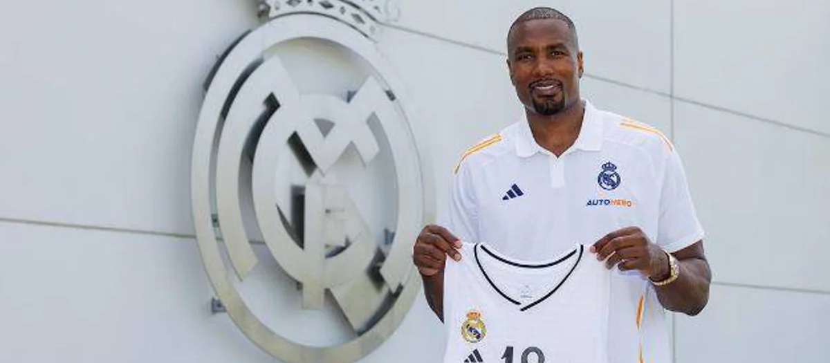 Ibaka posa con la camiseta del Real Madrid