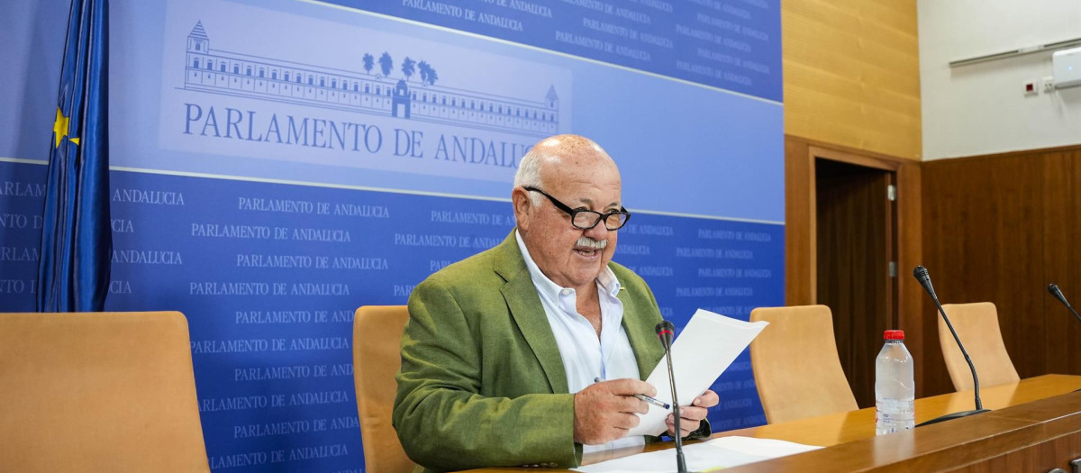 El presidente del Parlamento de Andalucía, Jesús Aguirre, en rueda de prensa