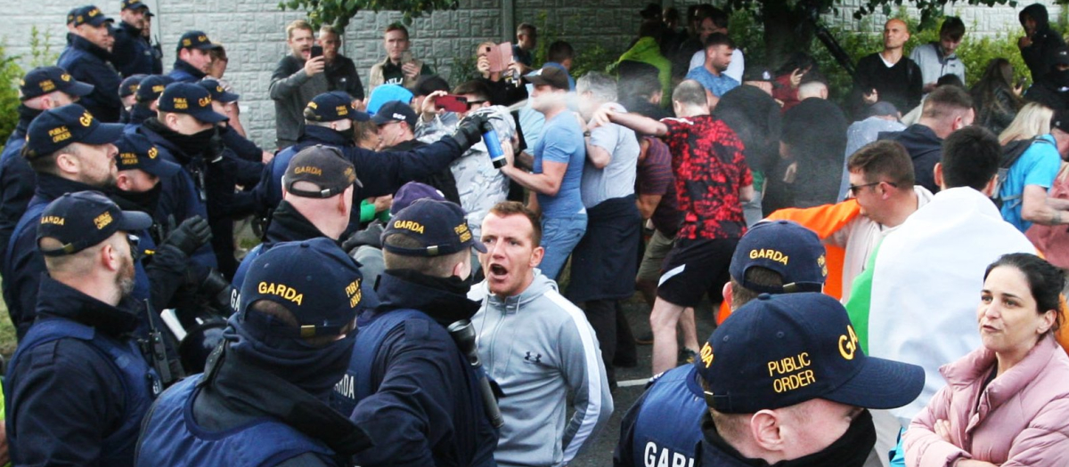 Manifestantes se enfrentan con la polícia de Irlanda en una protesta contra el asentamiento de refugiados de Medio Oriente