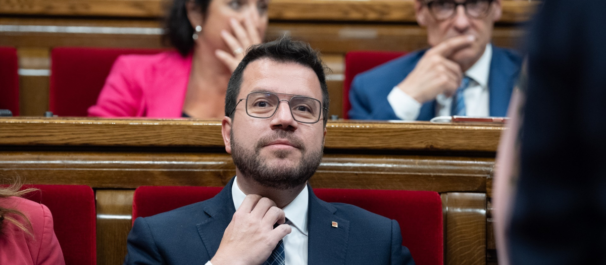 El presidente de la Generalitat de Catalunya en funciones, Pere Aragonès, durante una sesión plenaria, en el Parlament de Catalunya, a 25 de julio de 2024, en Barcelona, Catalunya (España). El Parlament vota la aprobación final de la reforma del reglamento de la Cámara que quiere ampliar los supuestos de delegación de voto e incorpora, por primera vez, el voto telemático, así como tiene previsto validar los ocho diputados propuestos para representar a la Generalitat en el Senado. Está previsto que la reforma salga adelante por la vía de lectura única con el apoyo de los partidos impulsores. Asimismo, la sesión plenaria también abordará la designación de los ocho senadores que representarán a la Generalitat en la Cámara Alta.
25 JULIO 2024;PARLAMET;PLENO
David Zorrakino / Europa Press
25/7/2024