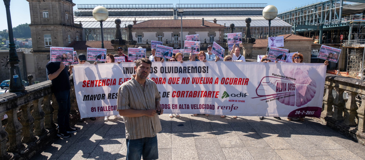 El portavoz de las familias durante una concentración de las víctimas de Angrois, en la estación de tren de Santiago, a 24 de julio de 2024, en Santiago de Compostela.