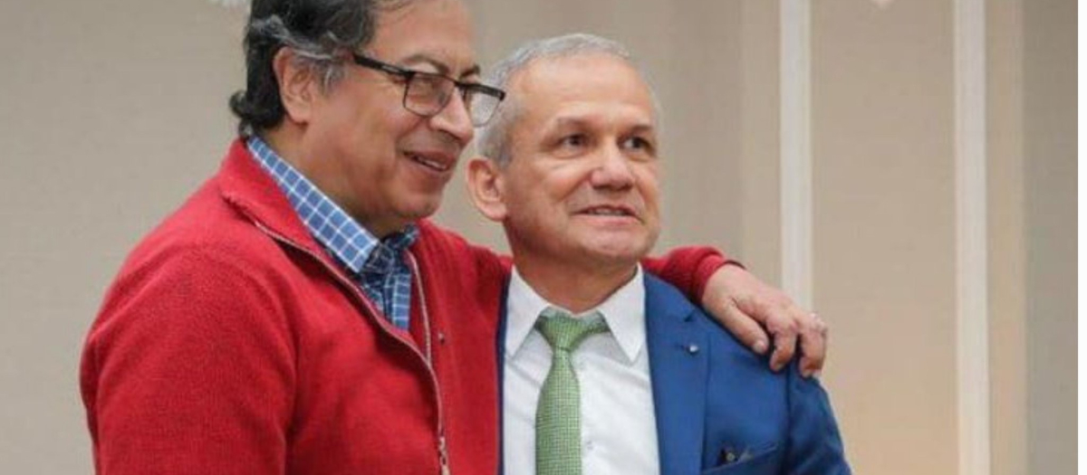 El presidente Gustavo Petro y el ex jefe de la Dirección de Inteligencia de Colombia Carlos Ramón González