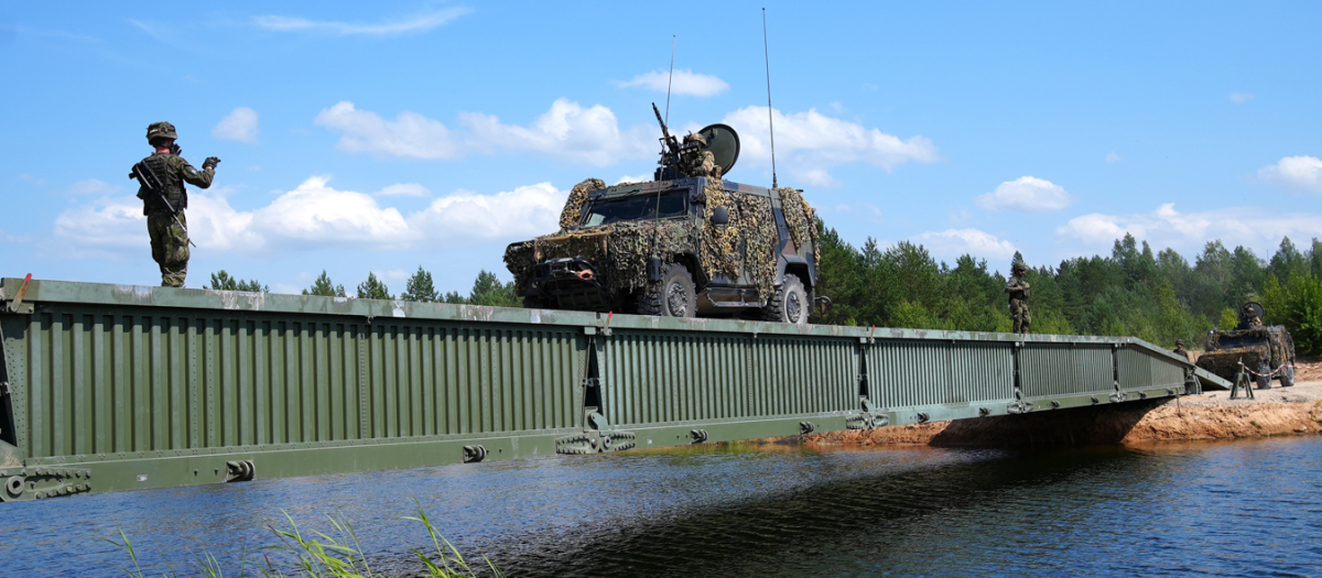 Cruce de un río en Letonia a través de un puente dornier español