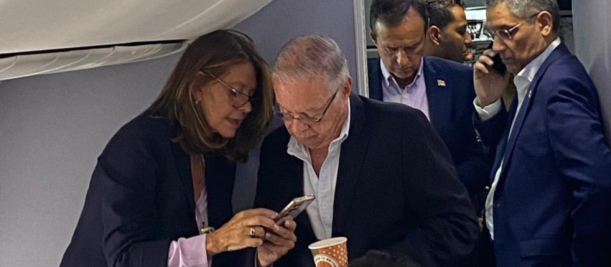 La exvicepresidenta de Colombia Marta Lucia Ramírez y el expresidente de Costa Rica Miguel Ángel Rodríguez conversan en el avión bloqueado en Panamá