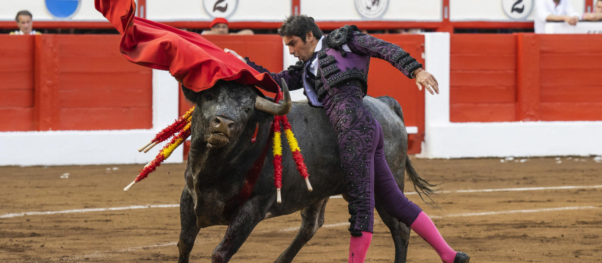 Miguel Ángel Perera da un pase de pecho en la última de la Feria de Santiago (Santander)