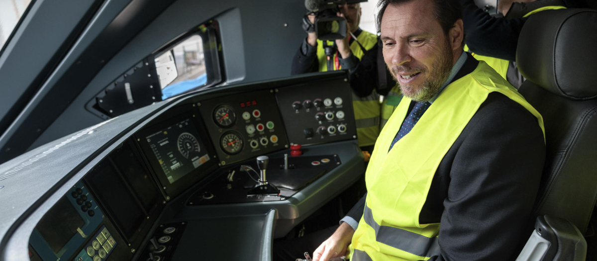 El ministro de Transportes, Oscar Puente, a bordo de una locomotora