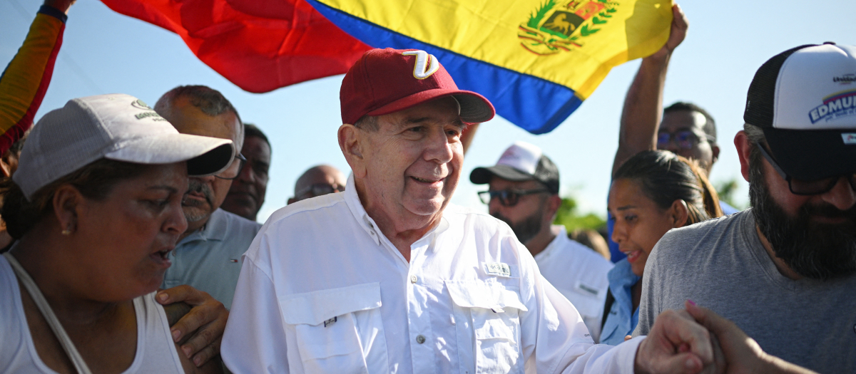 Edmundo González Urrutia, candidato presidencial de la oposición venezolana en un acto de campaña