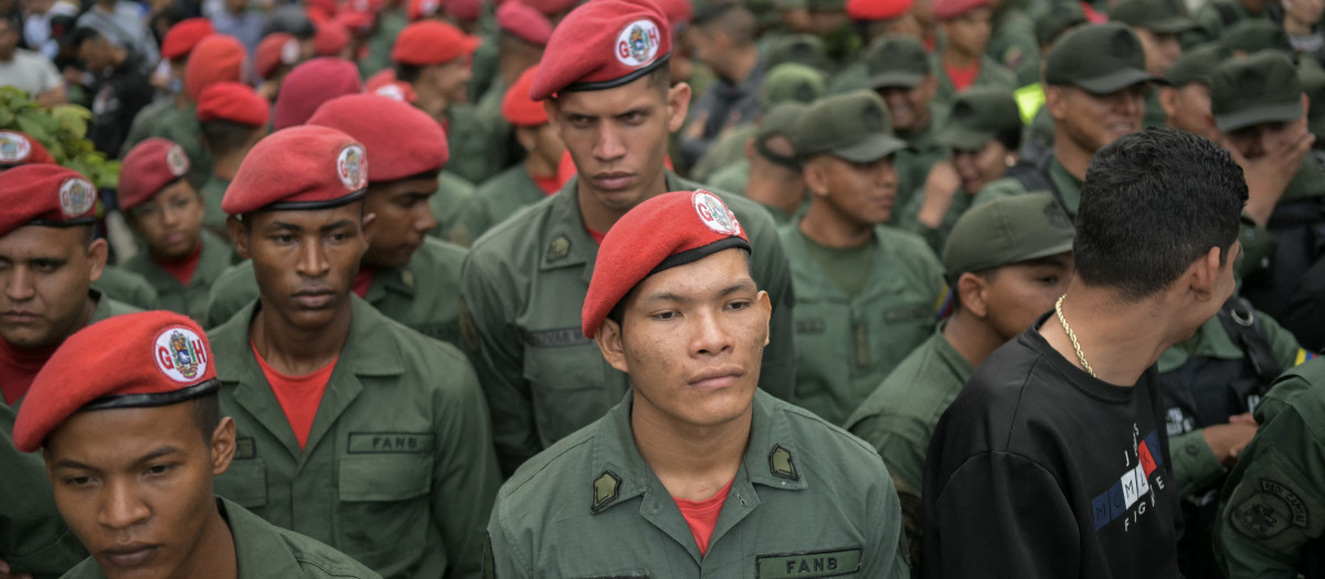 Miembros de la Fuerza Armada Nacional Bolivariana (FANB) hacen fila en un centro de votación durante las elecciones presidenciales venezolanas, en Caracas, el 28 de julio de 2024