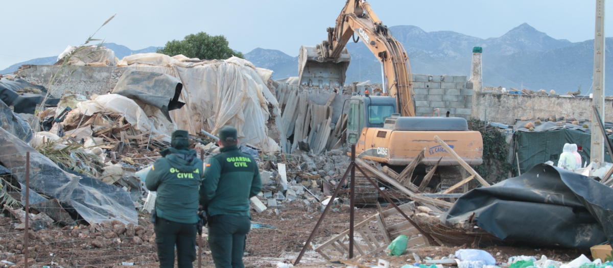 Las máquinas comienzan a derribar las chabolas de un campamento situado en Níjar