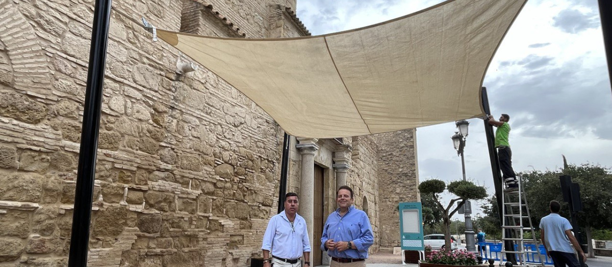 Toldo en la puerta de acceso al Alcázar de los Reyes Cristianos