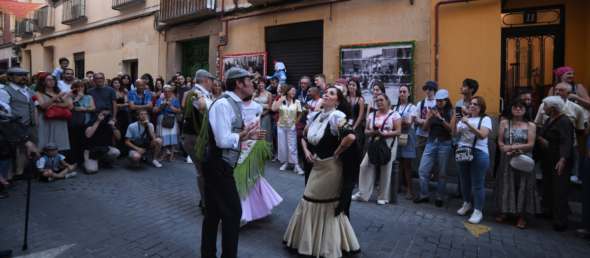 Varias personas bailan durante las Fiestas de San Cayetano 2023