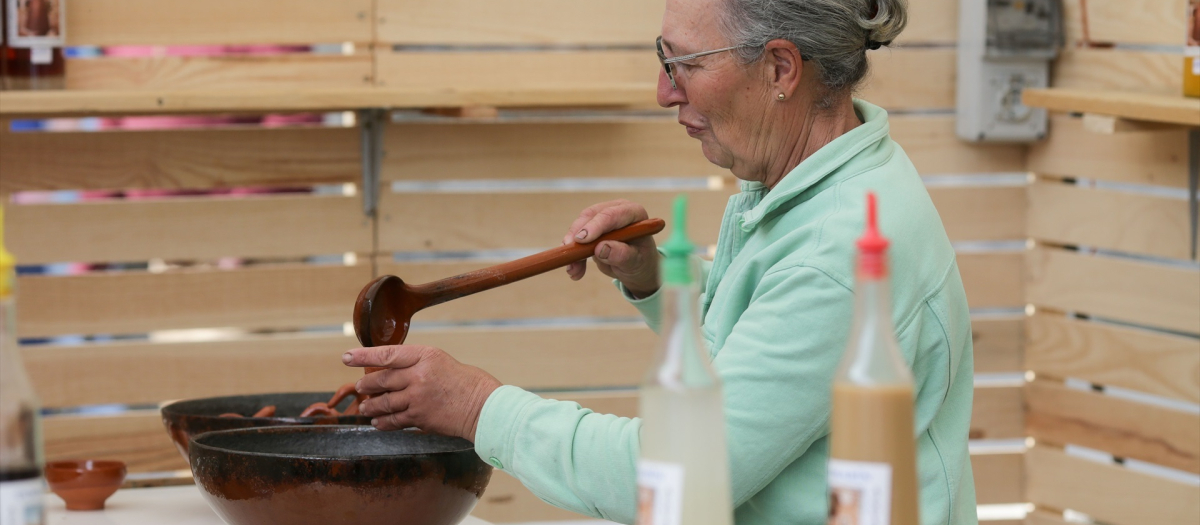 Una mujer sirve queimada durante la 51 edición de la Festa de Aguardiente de Lugo