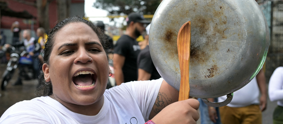 Una venezolana participa en la masiva cacerolada contra Maduro en Caracas