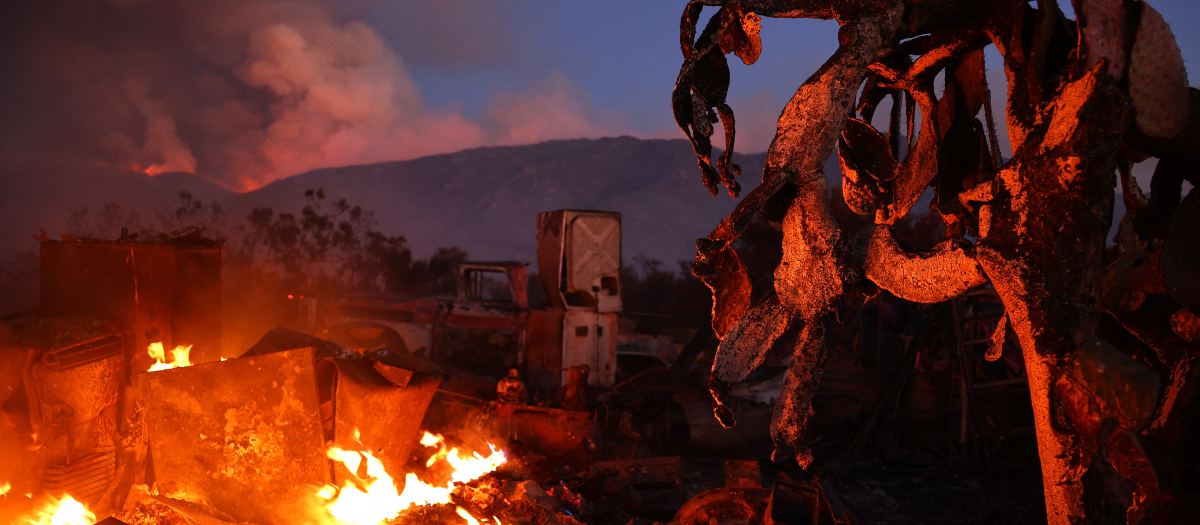 Una propiedad afectada por el incendio en California