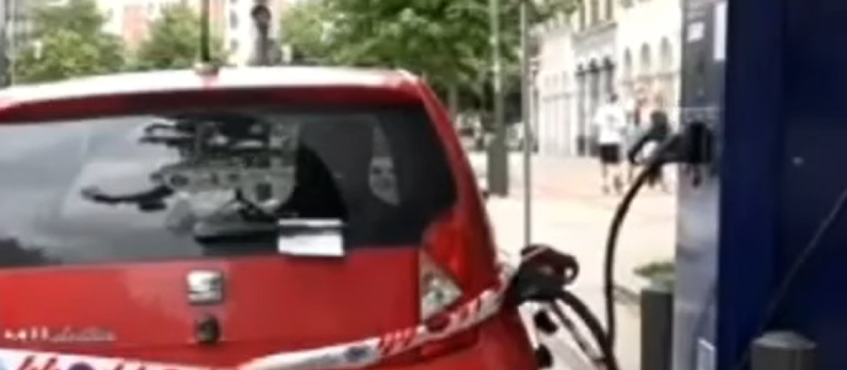 Imagen del coche bloqueado por el dispositivo de carga