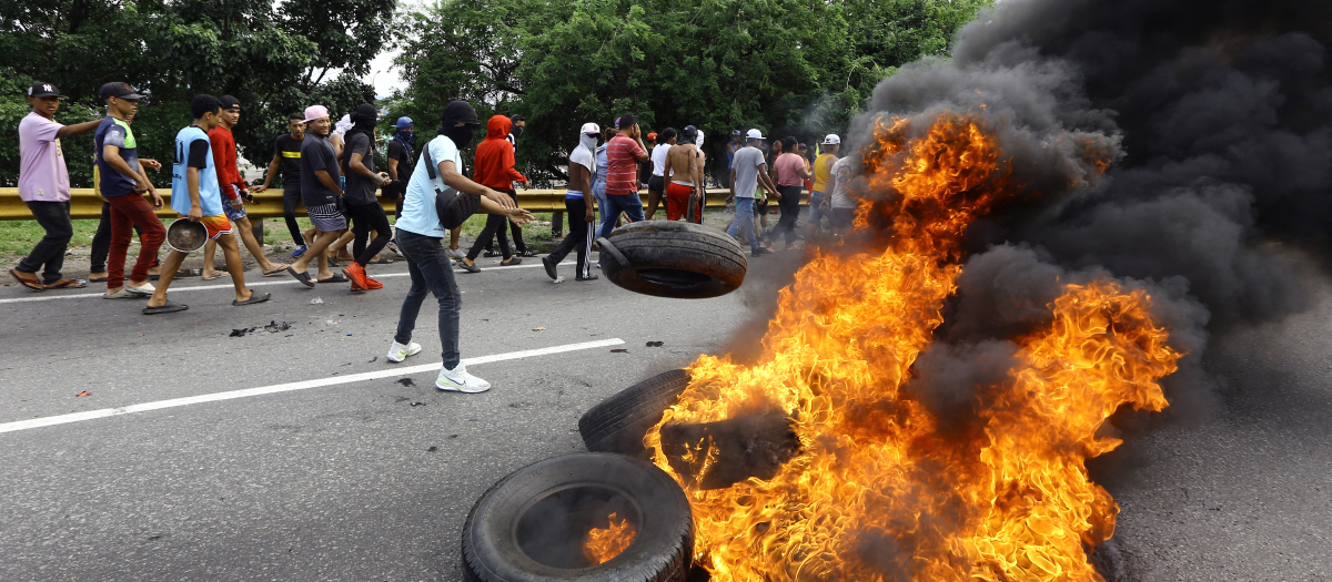 Manifestantes participan en una protesta en Valencia, estado de Carabobo, Venezuela