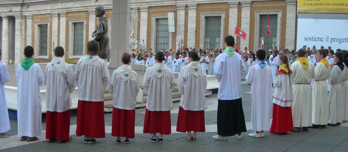 Monaguillos de 'Coetus Internationalis Ministrantium' en un encuentro en la plaza de San Pedro, en Roma