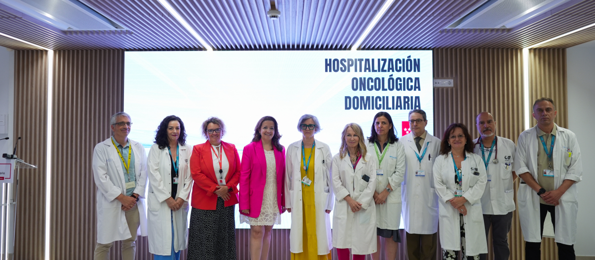 La consejera de Sanidad de Madrid, Fátima Matute, con parte del equipo del Hospital Gregorio Marañón