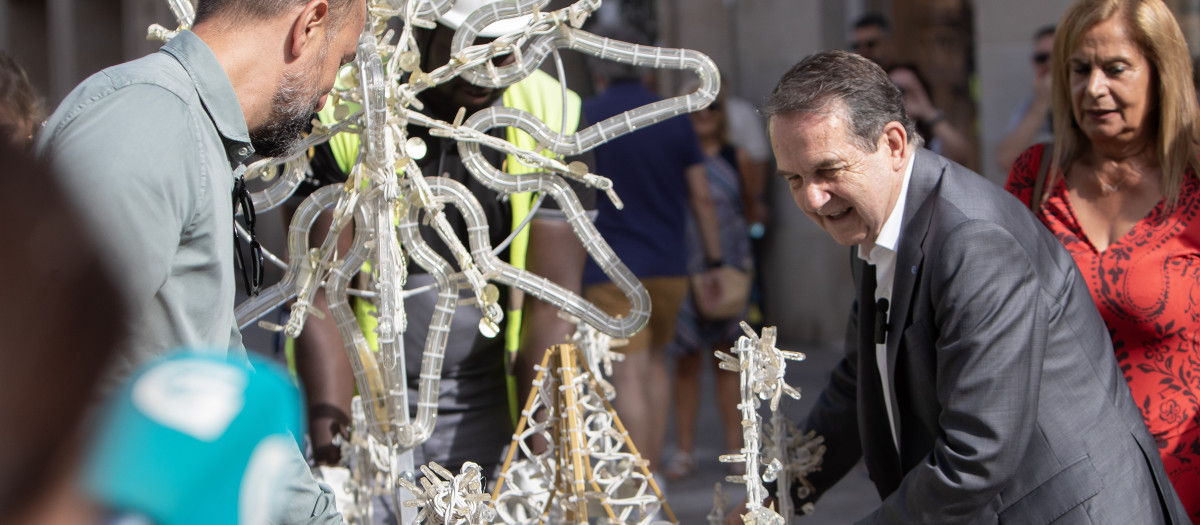 Abel Caballero coloca las luces de Navidad de Vigo en pleno mes de julio