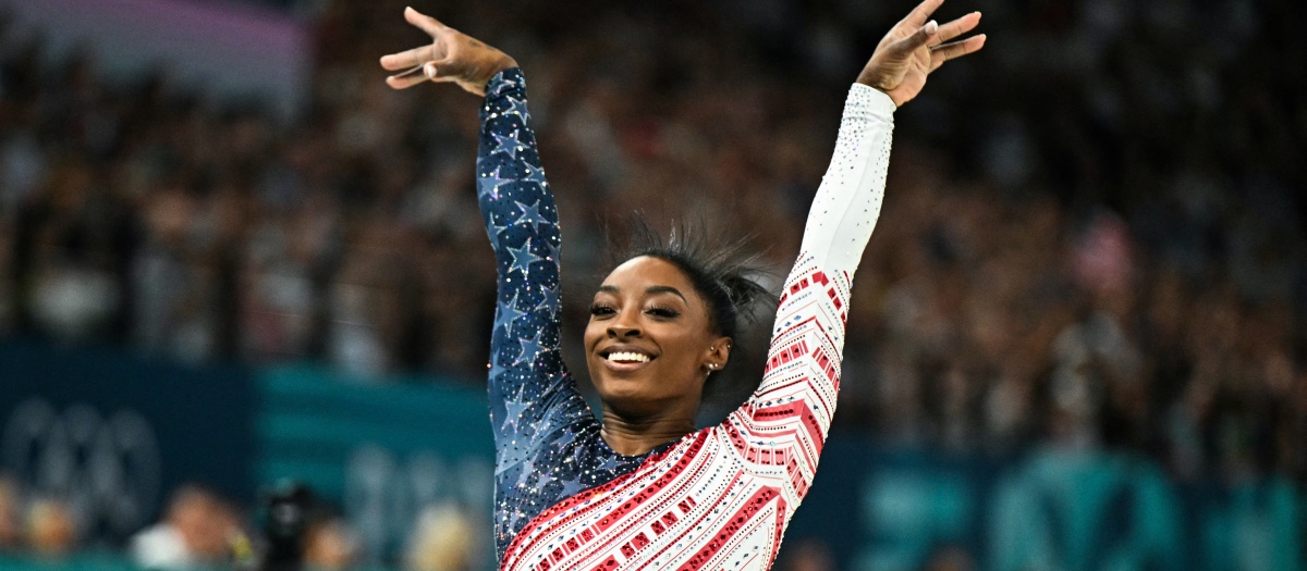 Simone Biles compite en la prueba de barra de equilibrio