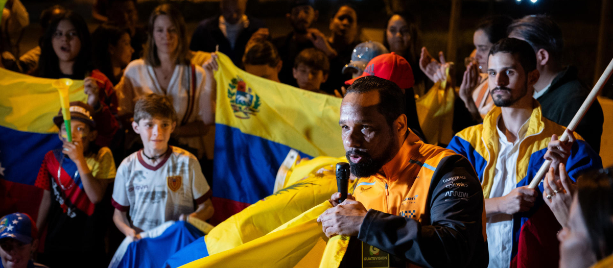 Ciudadanos venezolanos participan en una manifestación