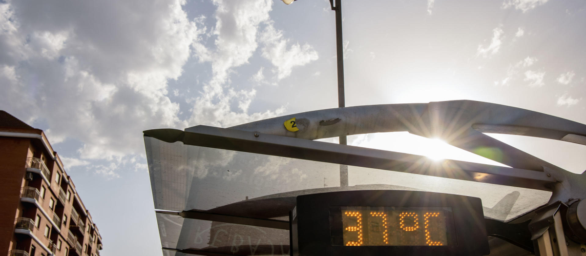 LOGROÑO, 30/07/2024.- Altas temperaturas reflejadas en el termómetro de una marquesina este martes en Logroño. La tercera ola de calor de este verano dejará hasta 40º en La Rioja. El desplazamiento del anticiclón africano hacia la península dará paso desde hoy y hasta el jueves a una gran estabilidad, lo que unido a la alta insolación, ausencia de nubes y vientos flojos o en calma darán lugar a la tercera ola de calor de este verano, con temperaturas de hasta 40 grados en La Rioja y 42 en amplias zonas de la mitad sur y este peninsular y Baleares. EFE/ Raquel Manzanares