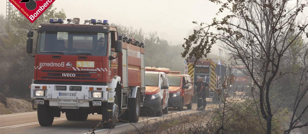 Bomberos movilizados durante el incendio en Benasau