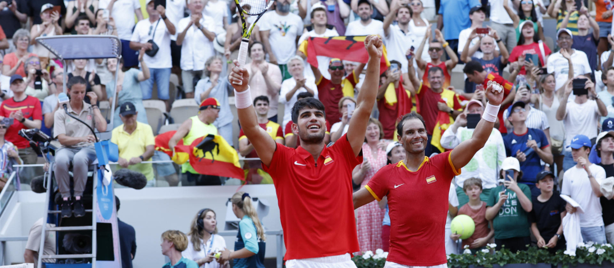 Rafa Nadal y Carlos Alcaraz celebran su victoria ante Wesley Koolhof y Tallon Griekspoor