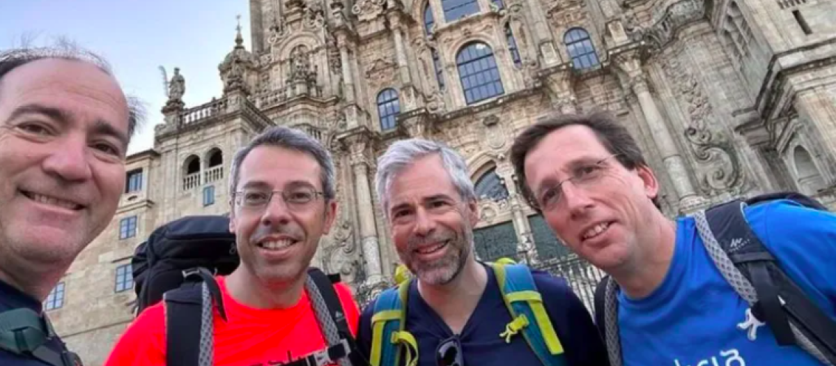 Una de las fotos que el alcalde de Madrid subía a sus redes en la plaza del Obradoiro