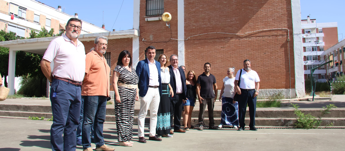 El alcalde junto con representantes vecinales y la directora de la UNED