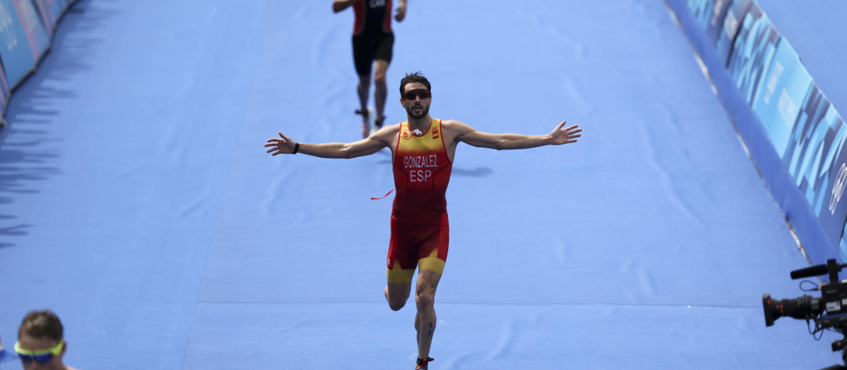 PARÍS, 31/07/2024.- El triatleta español Alberto González (c) cruza la meta en la prueba de triatlón masculino de los Juegos Olímpicos de París