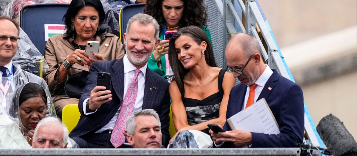 Spanish King Felipe and Queen Letizia of Spain during the opening ceremony of the Paris 2024 Olympic Games in Paris, France, July 26, 2024.
En la foto selfie